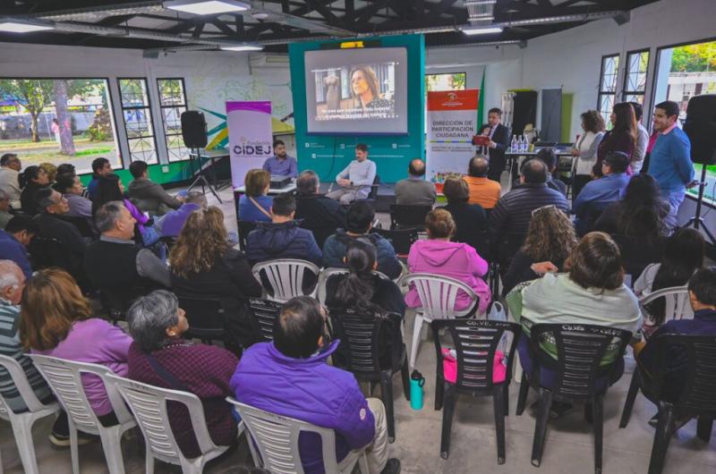 Vecinalistas recibieron capacitacioacuten sobre diferentes usos de la inteligencia artificial