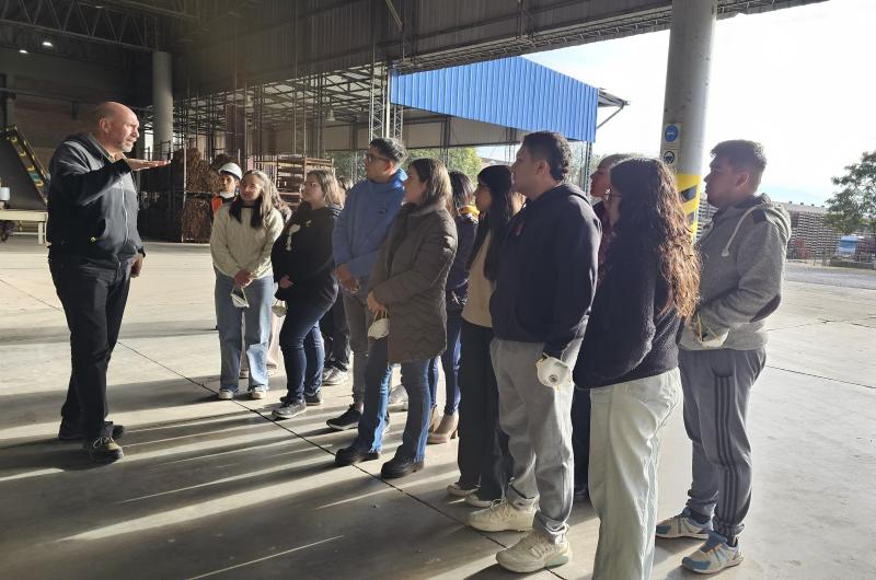 Estudiantes de Ingenieriacutea Quiacutemica recorrieron cooperativa de tabacaleros