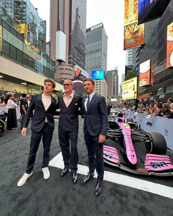 Franco Colapinto posoacute junto a Brad Pitt en el estreno de F1- La peliacutecula