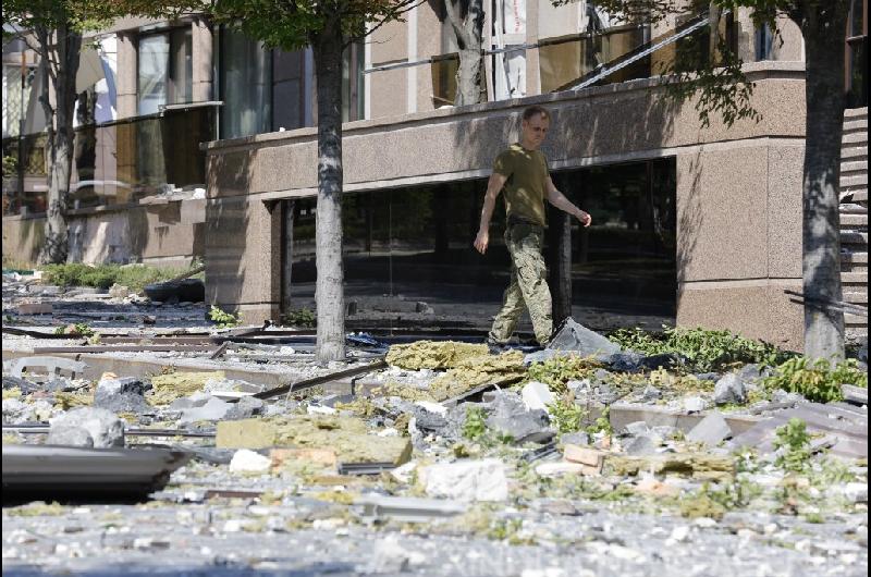 Ataques rusos dejan al menos 15 muertos y 75 heridos en Ucrania