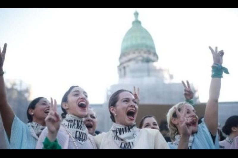 Un grupo artiacutestico acompantildearaacute a Cristina Kirchner a Comodoro Py con una performance al estilo Evita