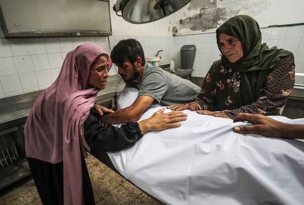 Denunciaron que el ejeacutercito de Israel atacoacute a una multitud que esperaba ayuda alimentaria en el sur de Gaza