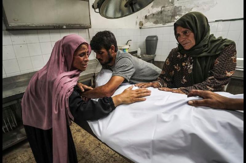 Denunciaron que el ejeacutercito de Israel atacoacute a una multitud que esperaba ayuda alimentaria en el sur de Gaza