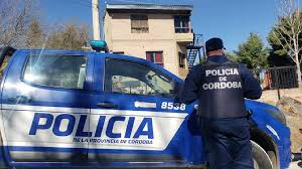 Un hombre amenazoacute con cuchillas a los hermanos de su ex y agredioacute a policiacuteas en Coacuterdoba