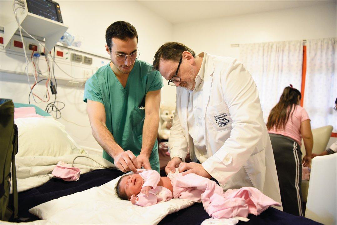 Hazantildea en el Garrahan- operaron a una beba en el uacutetero de su mamaacute y el final es conmovedor