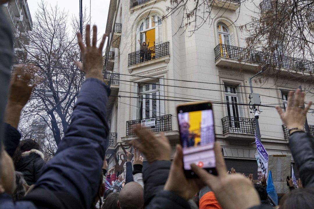 iquestCristina Kirchner puede salir al balcoacuten a saludar a los militantes durante su prisioacuten domiciliaria