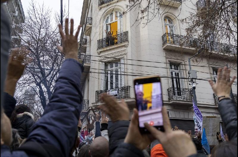 iquestCristina Kirchner puede salir al balcoacuten a saludar a los militantes durante su prisioacuten domiciliaria