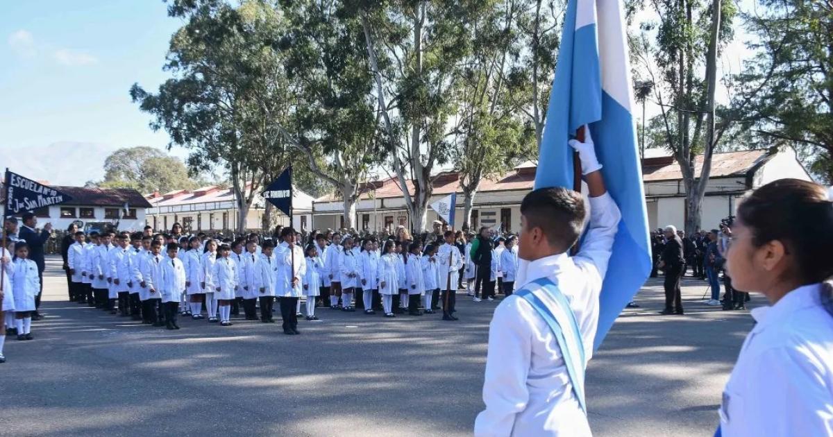 Preparativos por actos en el Diacutea de la Bandera 