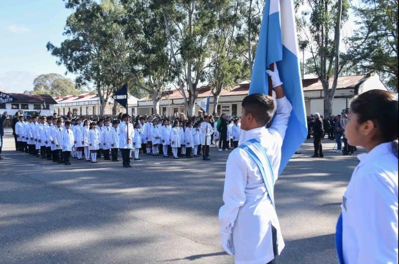 Preparativos por actos en el Diacutea de la Bandera 