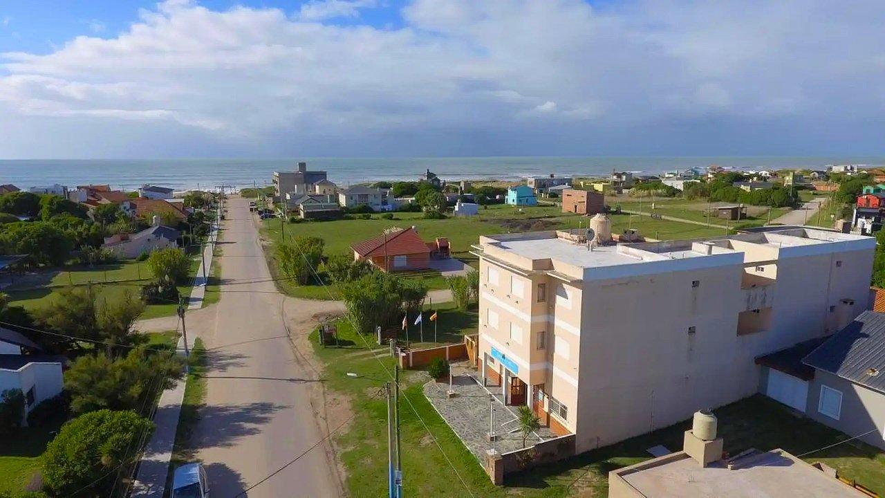 EN VENTA- un hotel histoacuterico frente al mar cuesta lo mismo que un 3 ambientes en CABA