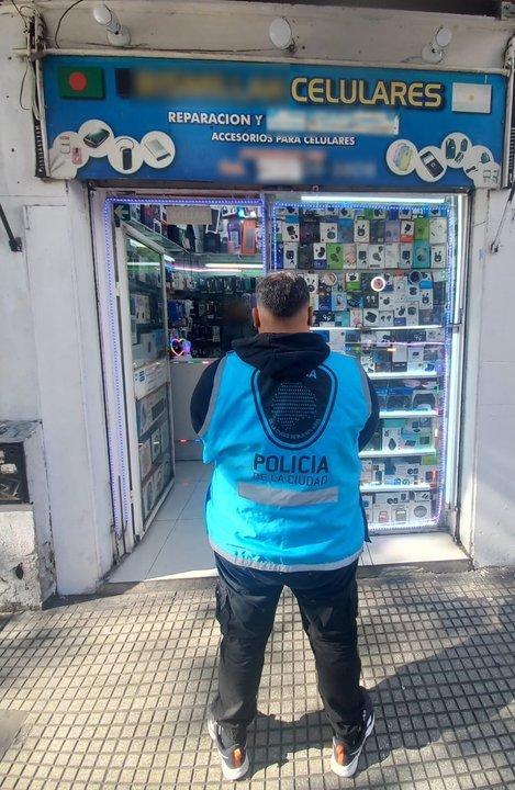 Secuestraron maacutes de 300 celulares durante inspecciones en Once