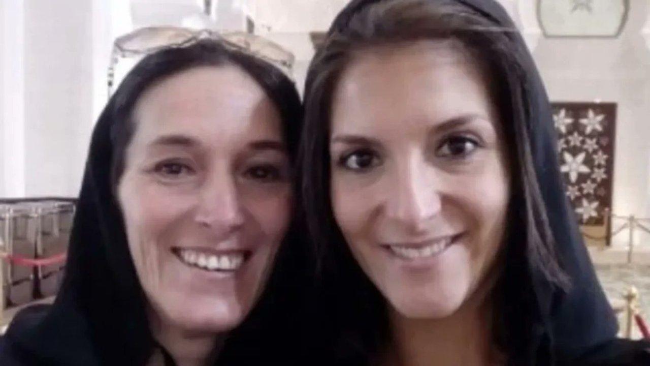 Ofrecen una recompensa millonaria para dar con los coacutemplices de los criacutemenes de una madre y su hija en Rosario