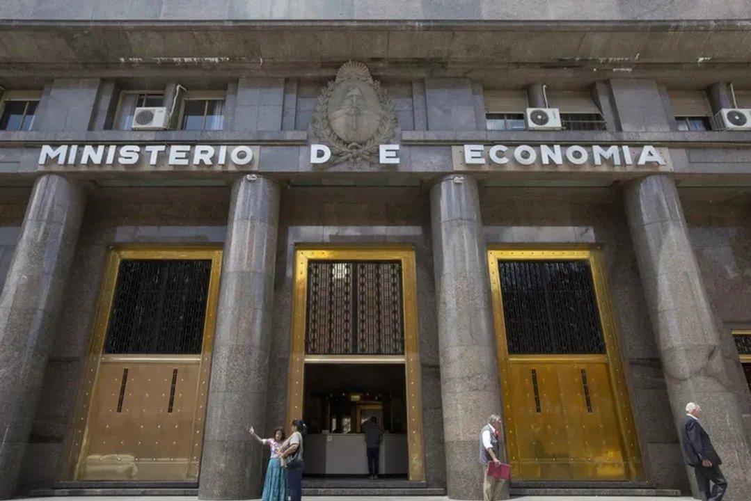 La deuda puacuteblica bruta de Argentina alcanzoacute a US 461019 millones en mayo de 2025