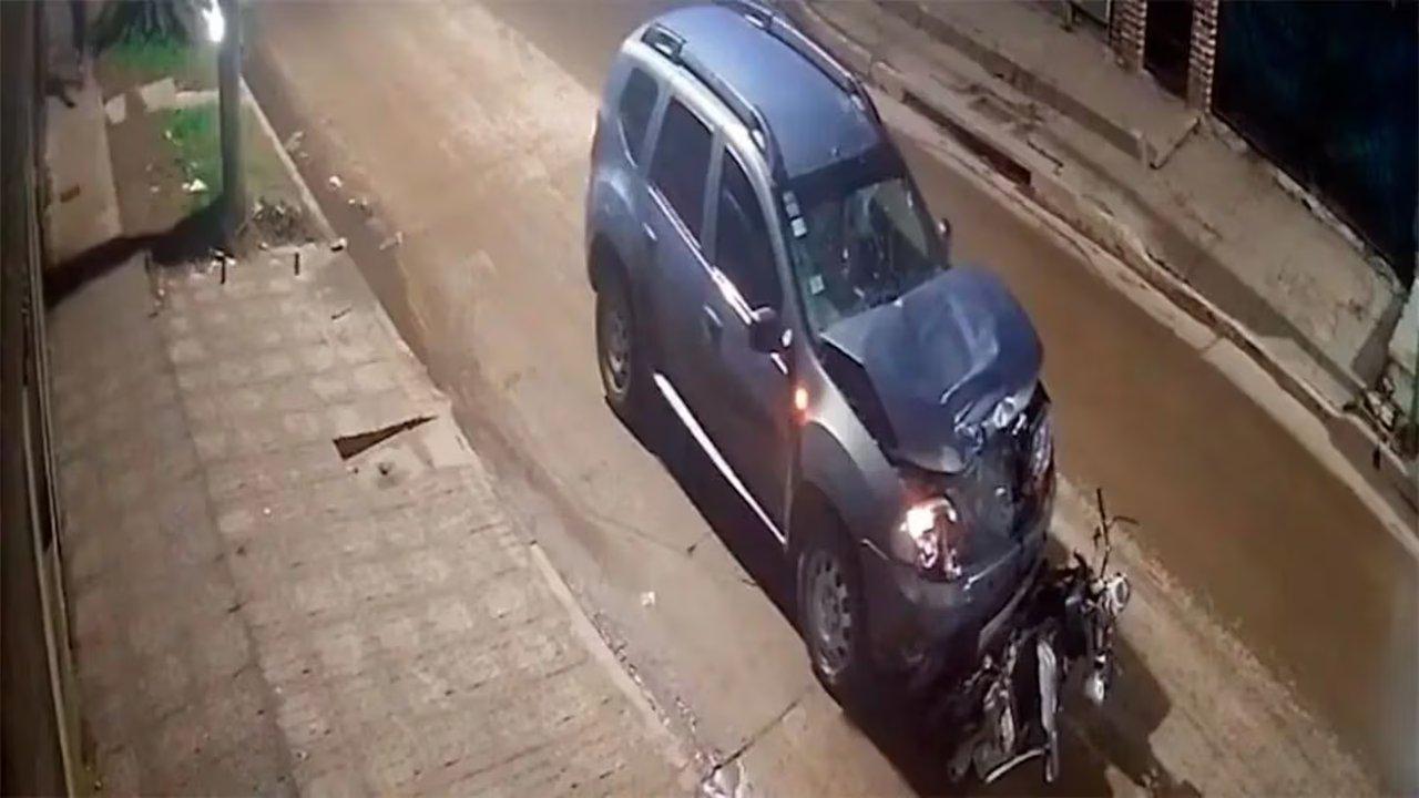 Arrastroacute con su auto a una mujer por 50 metros la matoacute e intentoacute fugarse