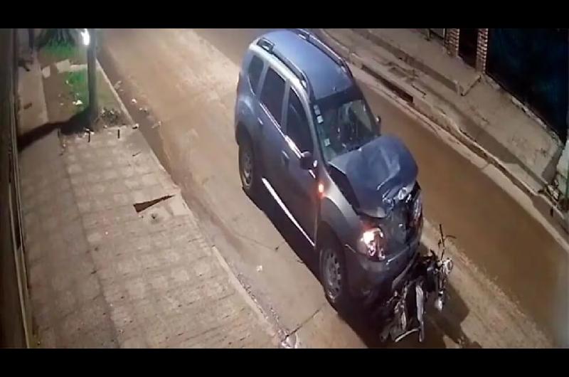 Arrastroacute con su auto a una mujer por 50 metros la matoacute e intentoacute fugarse
