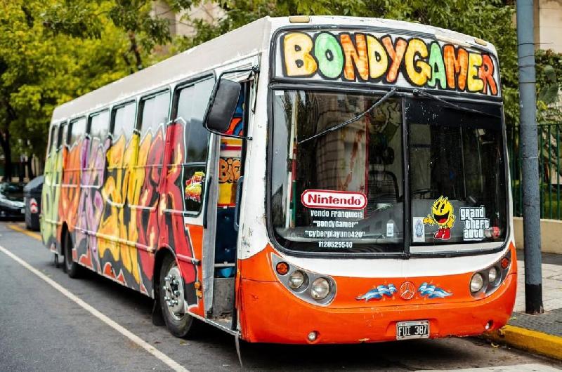 rdquoBondy Gamerrdquo el colectivo que recorre la ciudad con juegos retro y simuladores de autos