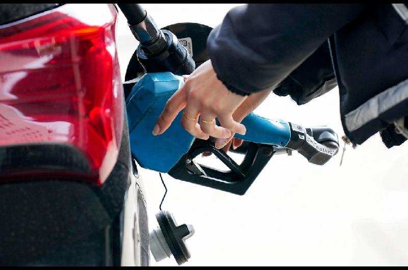 Grieta por el autoservicio de nafta- los joacutevenes lo aman y los mayores lo rechazan