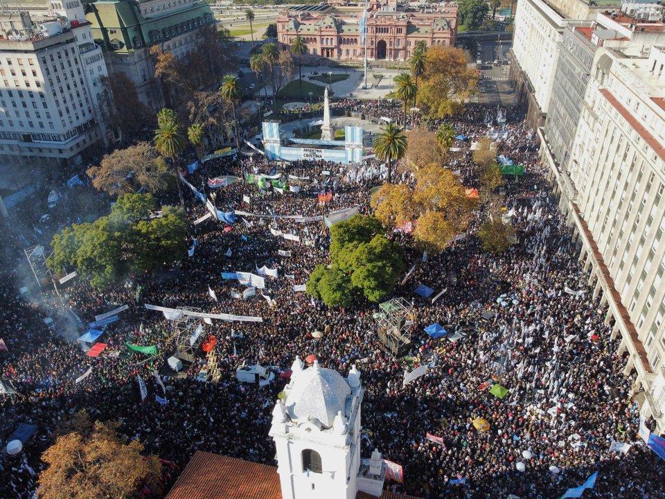 El peronismo mostroacute su fuerza en Plaza de Mayo por Cristina Kirchner- masivo acto con Kicillof Massa y Maacuteximo