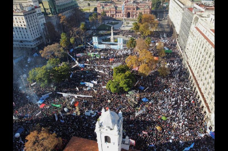 El peronismo mostroacute su fuerza en Plaza de Mayo por Cristina Kirchner- masivo acto con Kicillof Massa y Maacuteximo