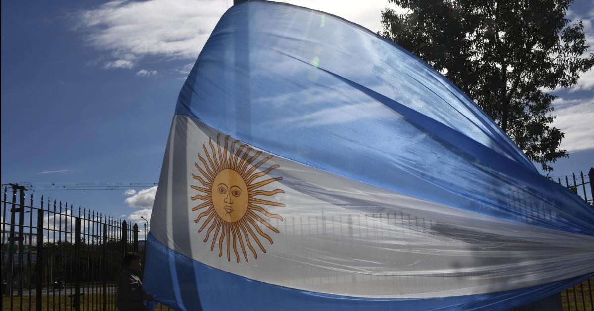 Nuevas insignias flamean en el Parque de las Banderas en el acceso sur de la ciudad