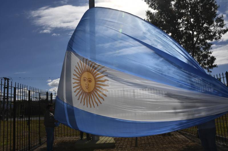 Nuevas insignias flamean en el Parque de las Banderas en el acceso sur de la ciudad