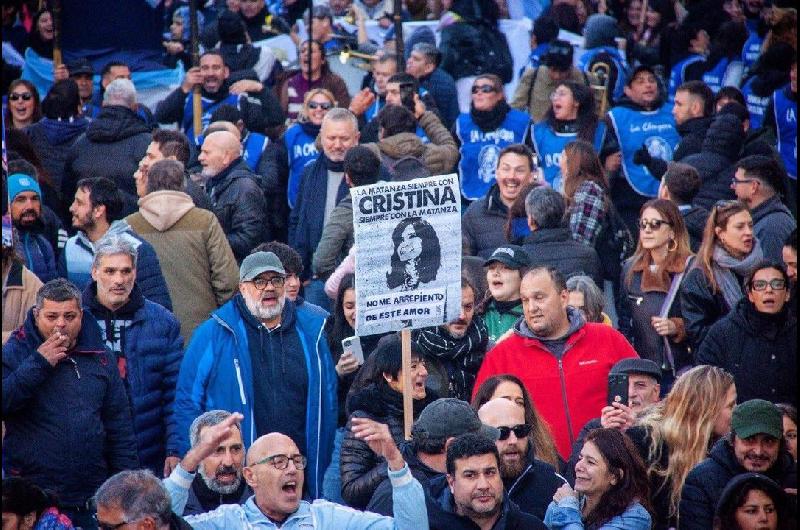 El Gobierno minimizoacute la concurrencia de la marcha en defensa de Cristina Kirchner- ldquoUna cancha de Huracaacutenrdquo