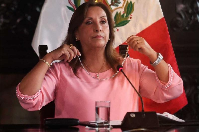 Peruacute- quieren destituir a Dina Boluarte por abandono indebido del cargo al practicarse una cirugiacutea esteacutetica