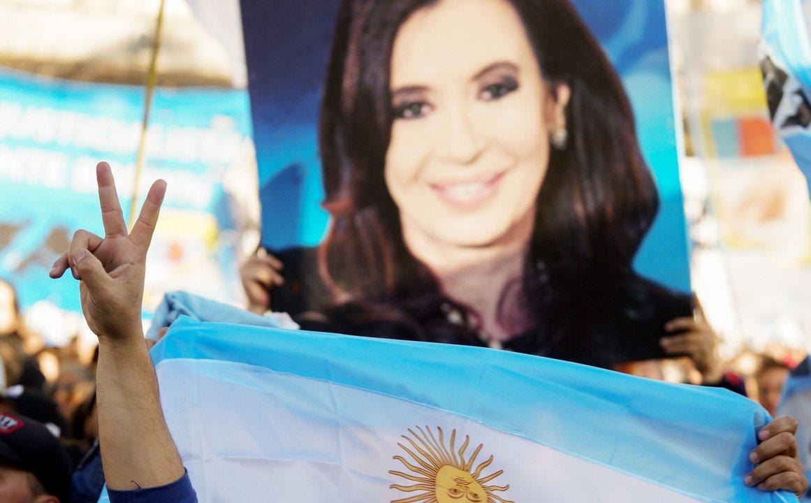 El kirchnerismo convocoacute a un ldquobanderazordquo para saludar mantildeana a Cristina Kirchner por el Diacutea de la Bandera