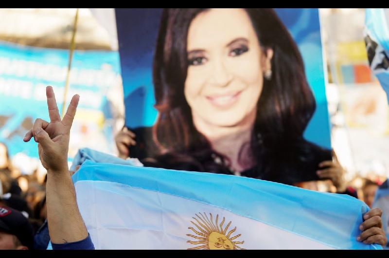 El kirchnerismo convocoacute a un ldquobanderazordquo para saludar mantildeana a Cristina Kirchner por el Diacutea de la Bandera