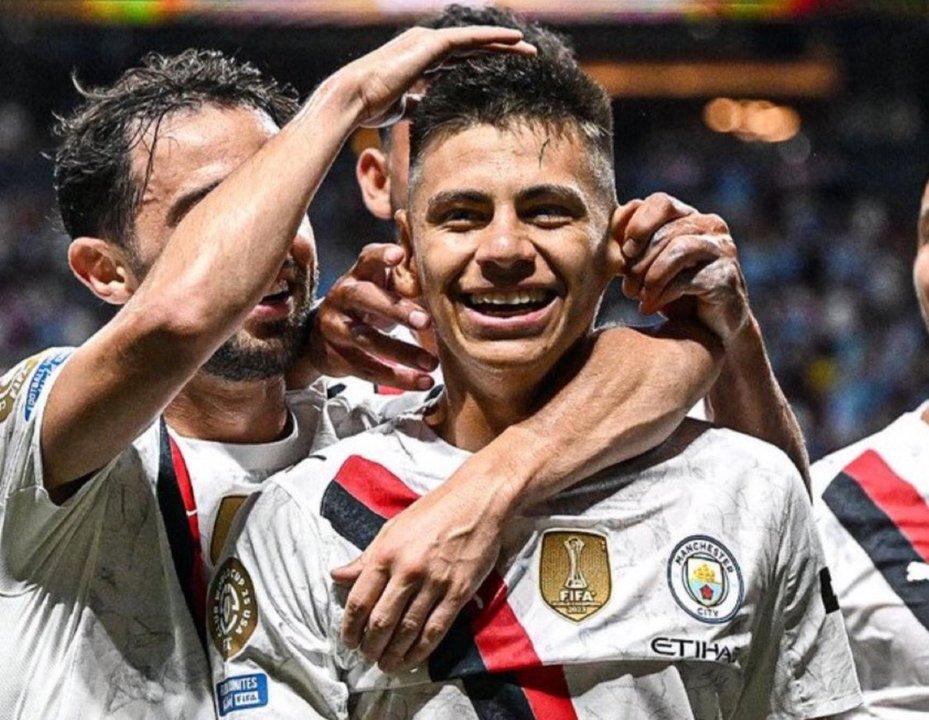 Video- el espectacular tiro libre del Diablito Echeverri para su bautismo de gol en Manchester City 