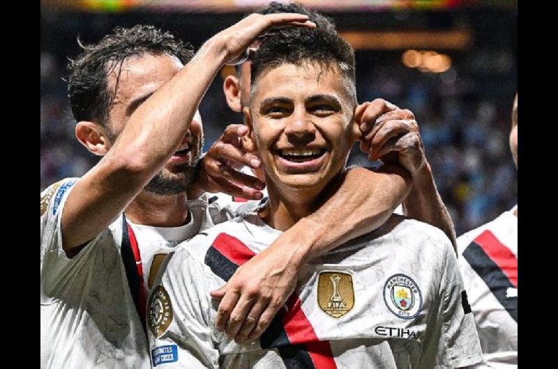 Video- el espectacular tiro libre del Diablito Echeverri para su bautismo de gol en Manchester City 