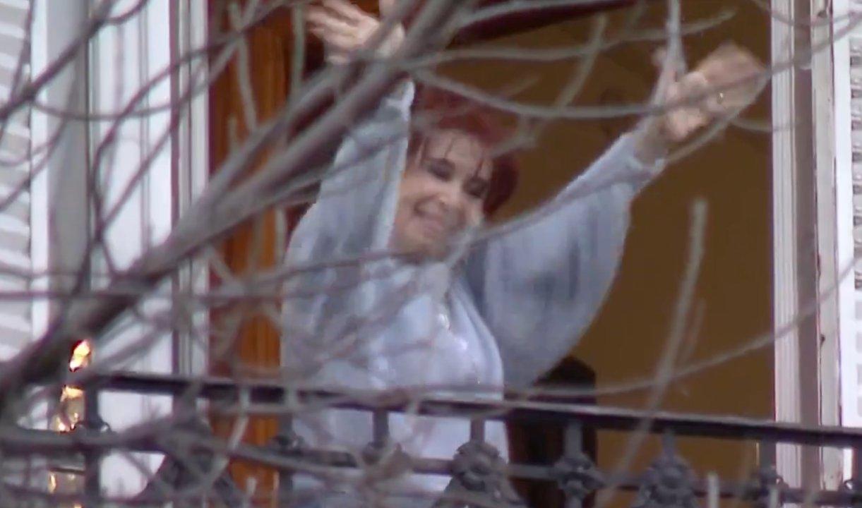 Cristina Kirchner volvioacute a saludar a la militancia desde su balcoacuten