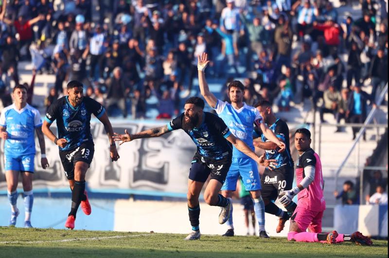 Gimnasia rescatoacute un empate agoacutenico y sigue mandando en la Zona B
