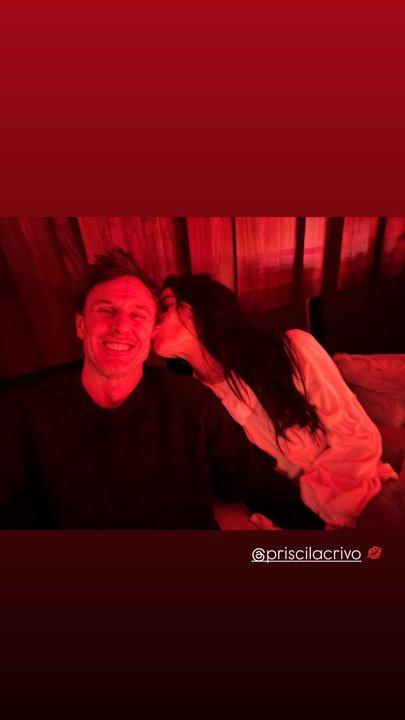 Ya no se esconden maacutes- la romaacutentica foto de Roberto Garciacutea Moritaacuten y Priscila Crivocapich 