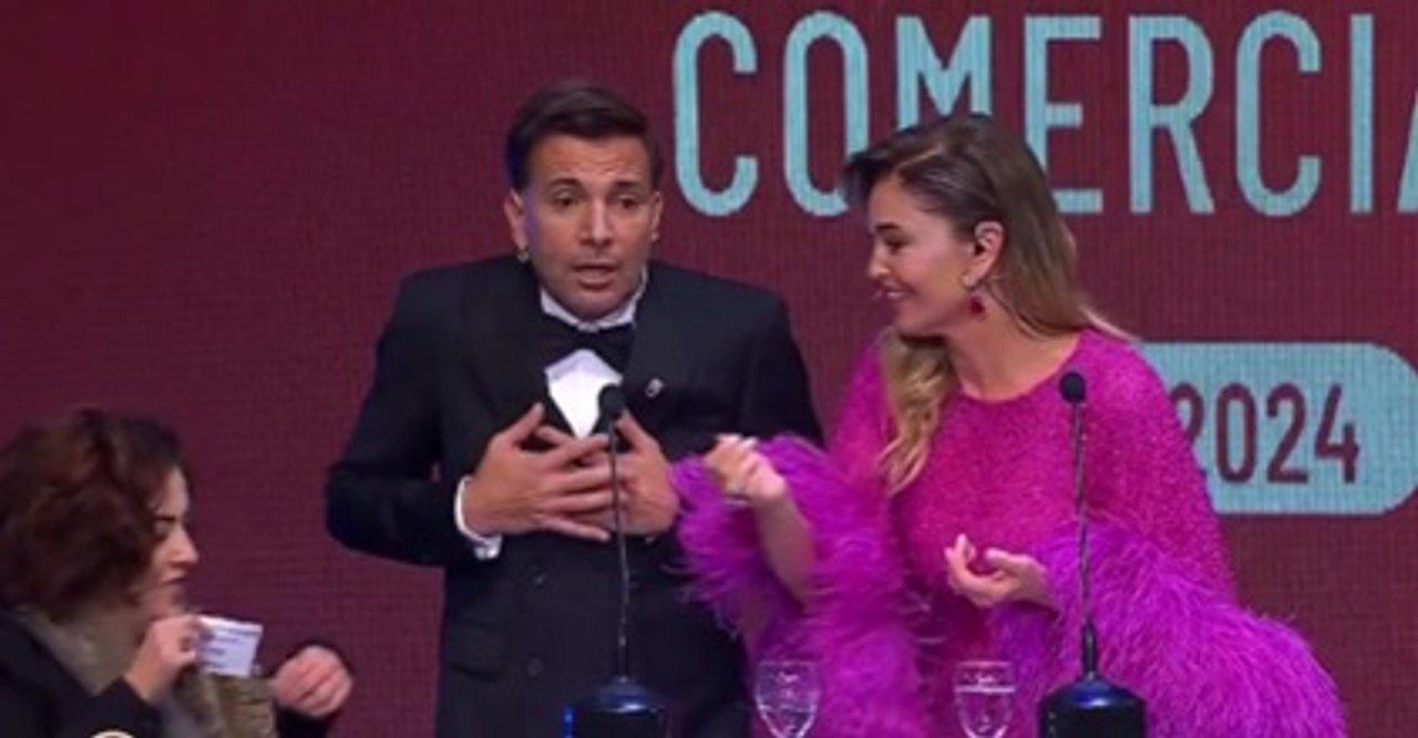 Blooper en el Martiacuten Fierro del Teatro- Bossi se equivocoacute de sobre y anuncioacute mal a la ganadora