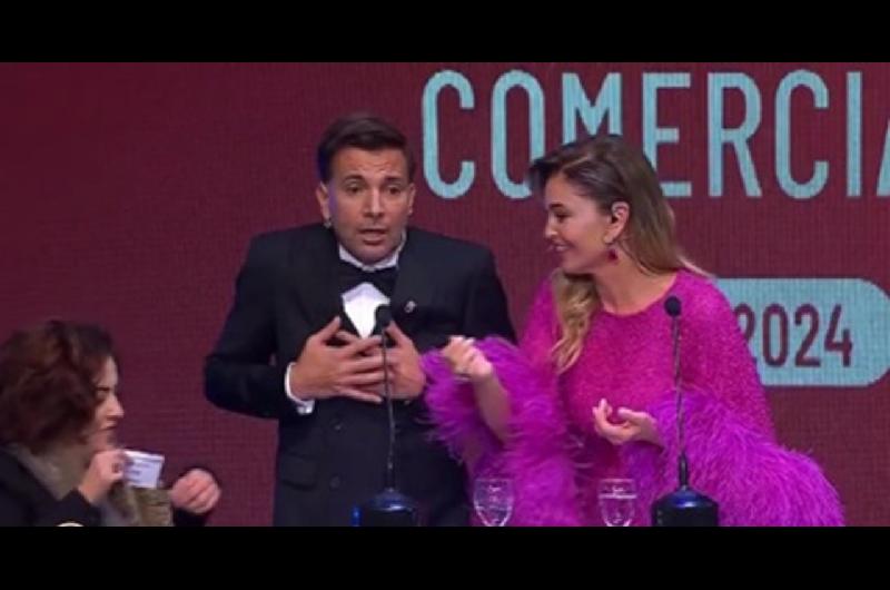 Blooper en el Martiacuten Fierro del Teatro- Bossi se equivocoacute de sobre y anuncioacute mal a la ganadora