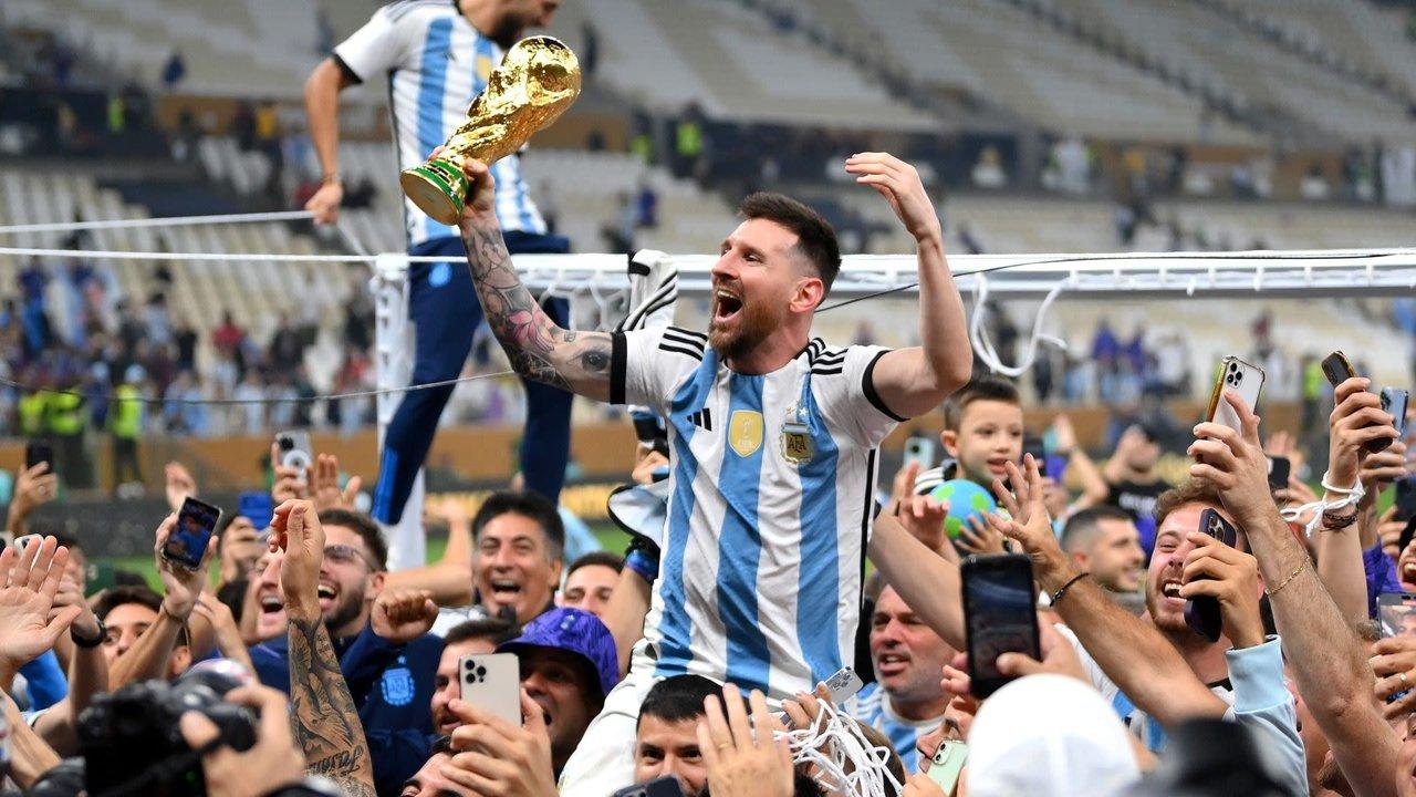Lionel Messi la leyenda viviente del fuacutetbol cumple 38 antildeos