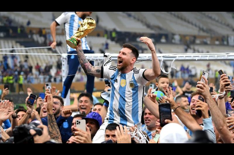 Lionel Messi la leyenda viviente del fuacutetbol cumple 38 antildeos