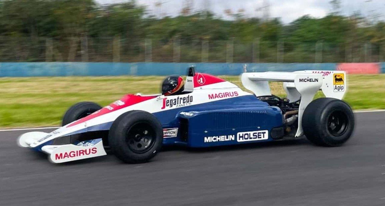 Brasil decime queacute se siente- un millonario argentino comproacute el auto histoacuterico con el que Senna debutoacute en F1 