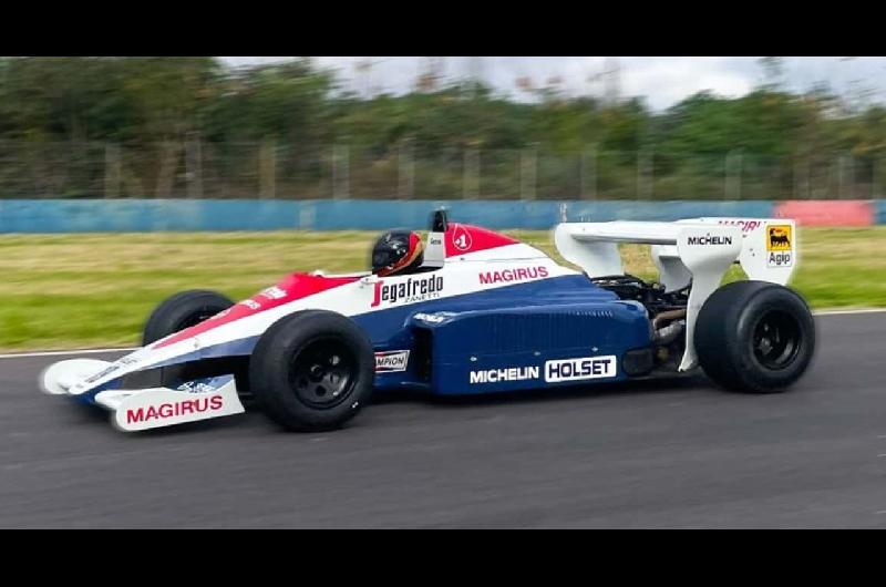 Brasil decime queacute se siente- un millonario argentino comproacute el auto histoacuterico con el que Senna debutoacute en F1 