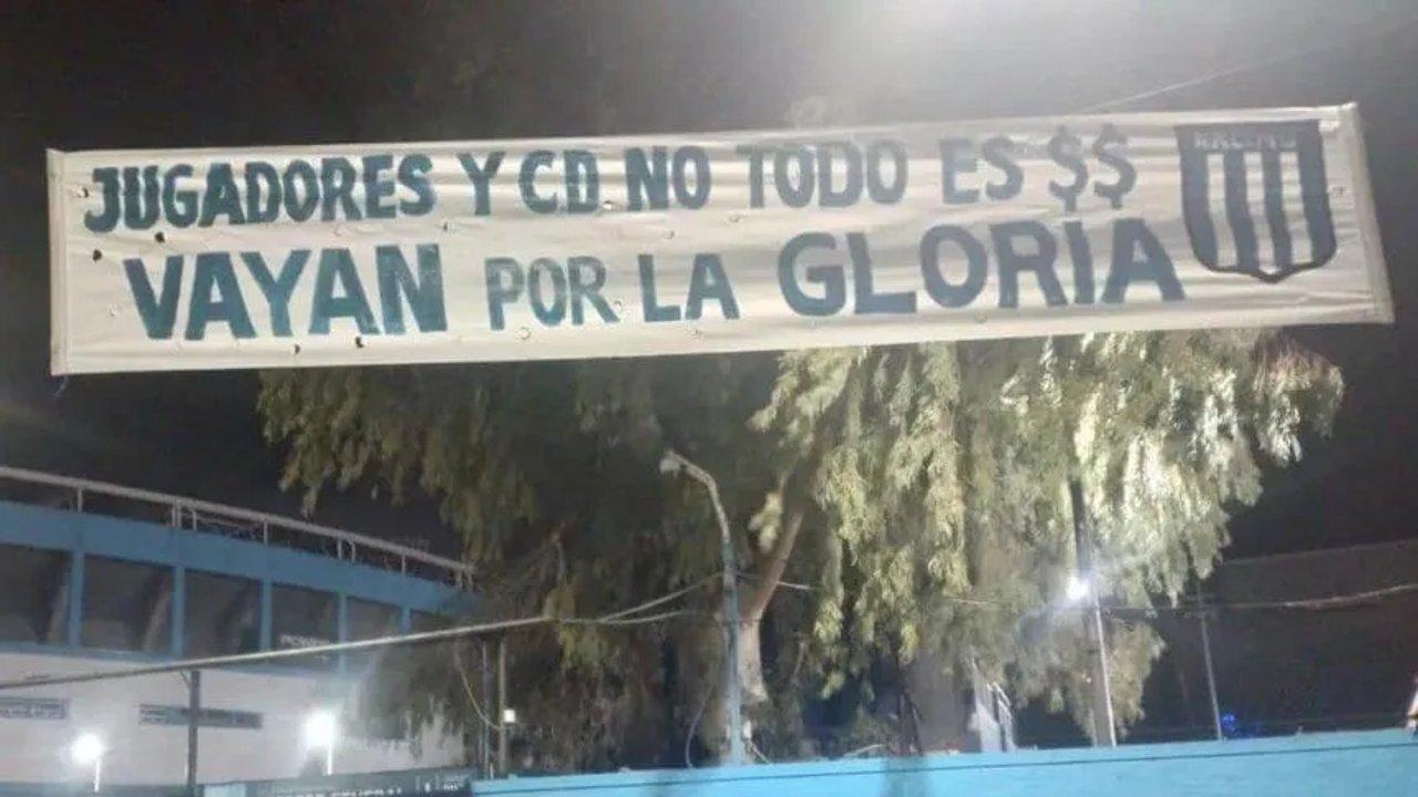 Escaacutendalo en Racing- colgaron pasacalles contra Salas y Maravilla Martiacutenez le dio like