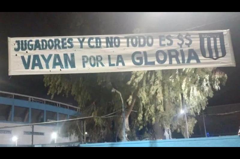 Escaacutendalo en Racing- colgaron pasacalles contra Salas y Maravilla Martiacutenez le dio like