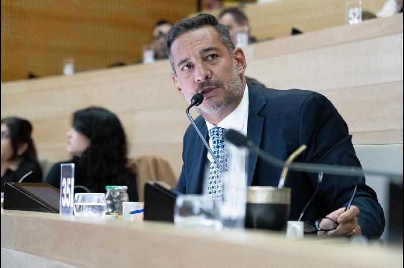 Siciliano repudioacute a De Loredo por el uso de IA contra Llaryora- ldquoEs inmoral y constituye un delitordquo