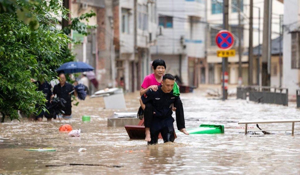 Maacutes de 80000 evacuados por graves inundaciones en el suroeste de China