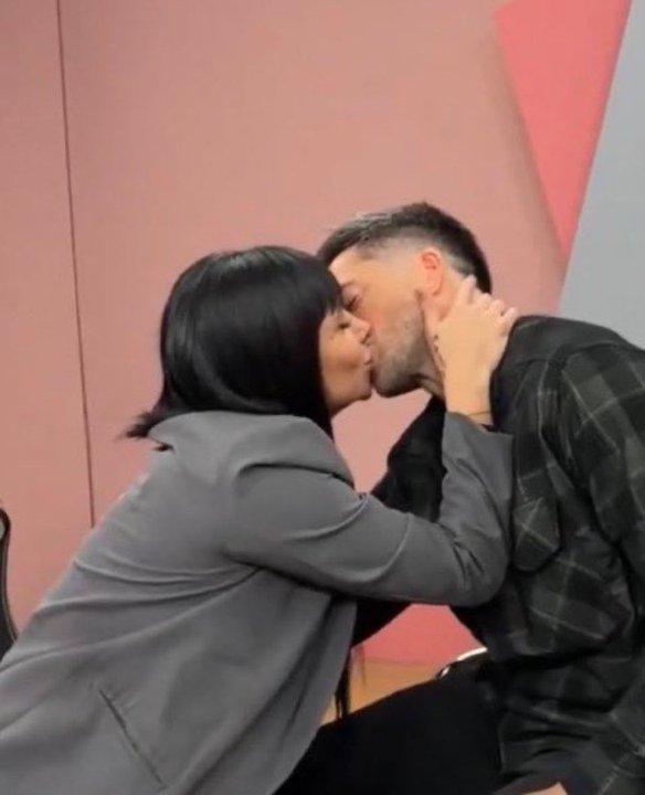 El fogoso beso entre Romina Uhrig y Devi de Gran Hermano