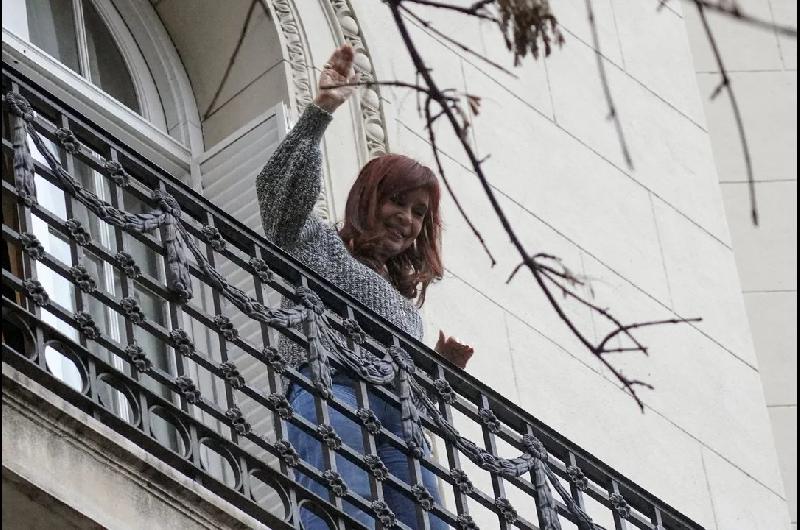 Los liacutemites a las visitas afectan derechos poliacuteticos y partidarios de Cristina Kirchner seguacuten su defensa