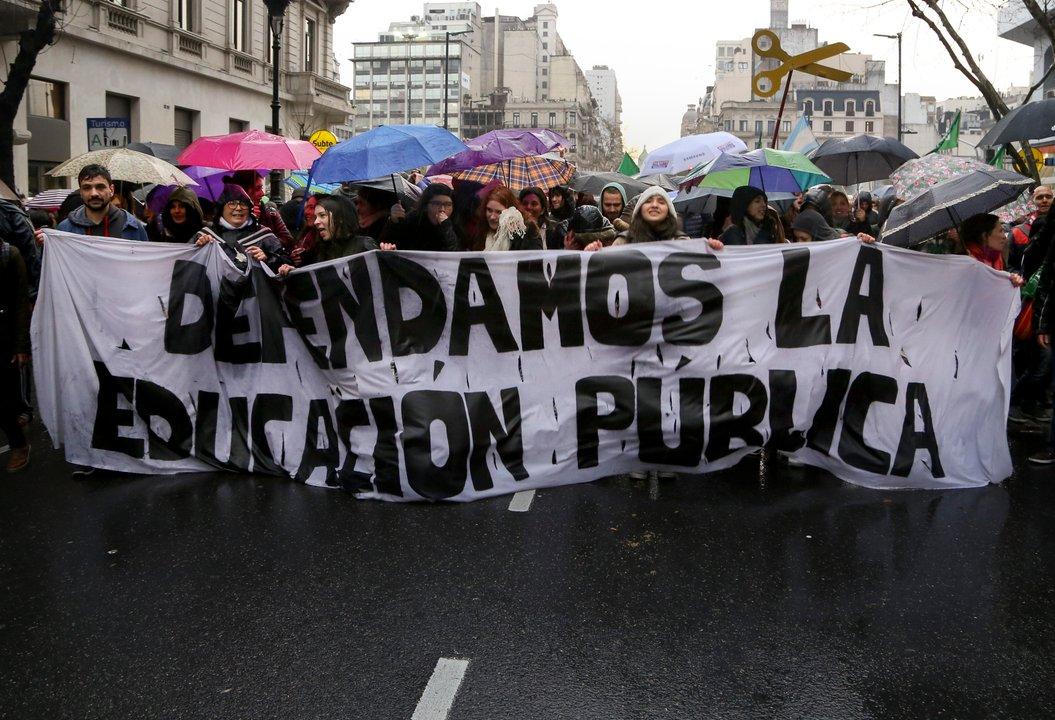Marcha Universitaria- Se movilizaraacuten gremios docentes no docentes y estudiantes 