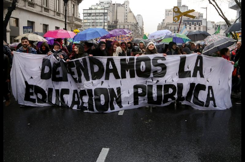 Marcha Universitaria- Se movilizaraacuten gremios docentes no docentes y estudiantes 