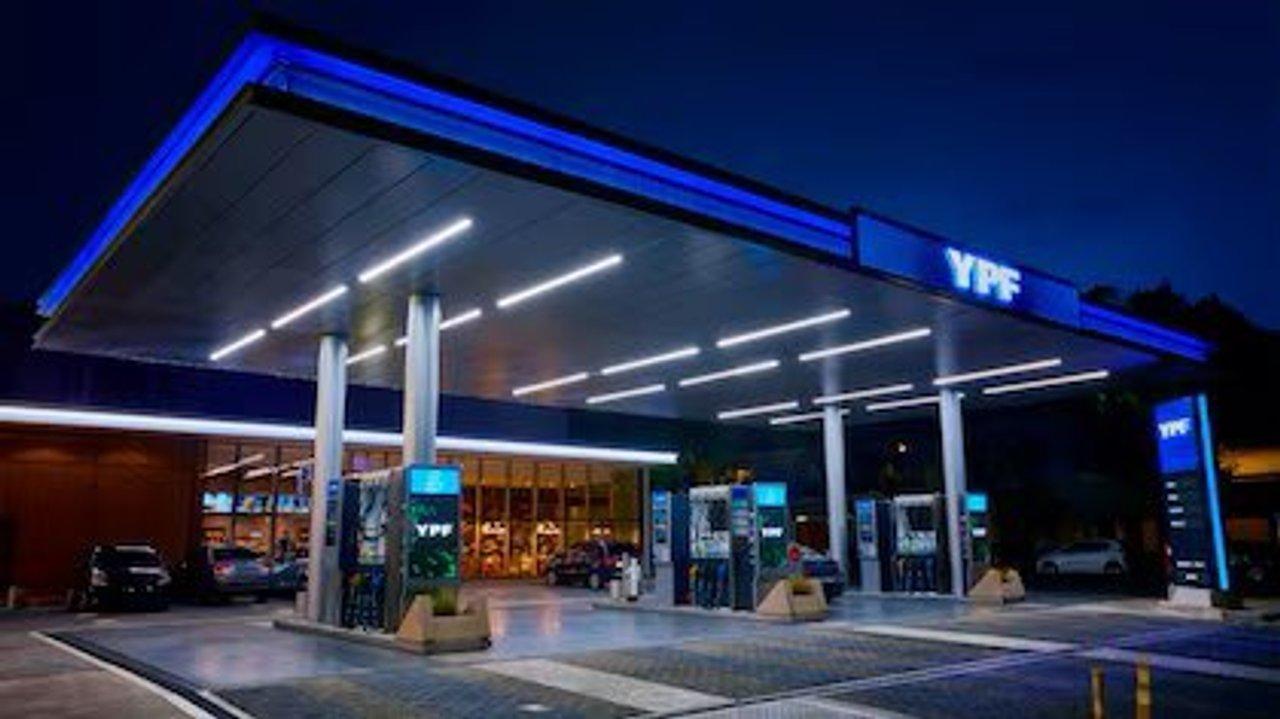 Debutan los surtidores habilitados por YPF para el autodespacho de nafta un 5-en-porciento- maacutes barata