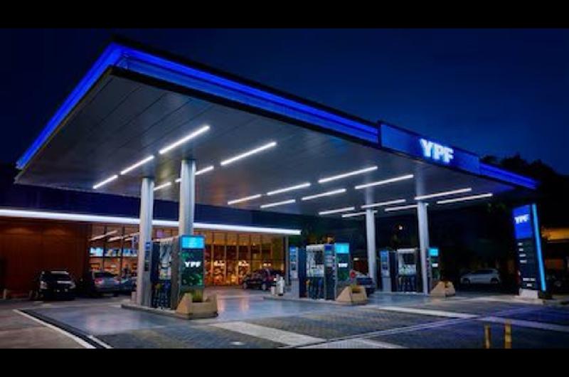 Debutan los surtidores habilitados por YPF para el autodespacho de nafta un 5-en-porciento- maacutes barata